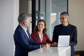 Mitarbeitende in Besprechung mit Kunden