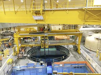 Verschiebung der Brennelemente aus dem Reaktor ins Lagerbecken